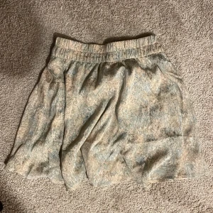 Kjol - Ny kjol med inbyggda shorts! 