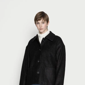 Svart kappa - En svart kappa från monki men köpt på Zalando. Köpt för 579kr och slutsåld nu i alla strl upp till L. Använd några gånger i höstas men i ett fint skick!!💘Säljs för 300 inkl spårbar frakt!💘