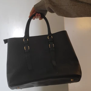 Handväska  - Handväska köpt från åhlens. 35cm bred, 25cm lång. Väskan har inte använts mycket. I bra kondition.