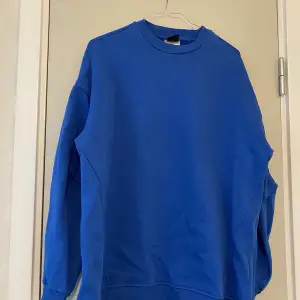 Hej säljer min blåa sweatshirt i storlek xs men skulle nog säga att den passar mig bra som har M💙den har använts en gång och är i nyskick😍