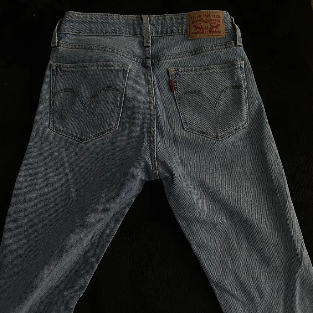 Säljer dessa Levis Jeans endast använt ett par gånger. Bootcuts. Jeans & Byxor.