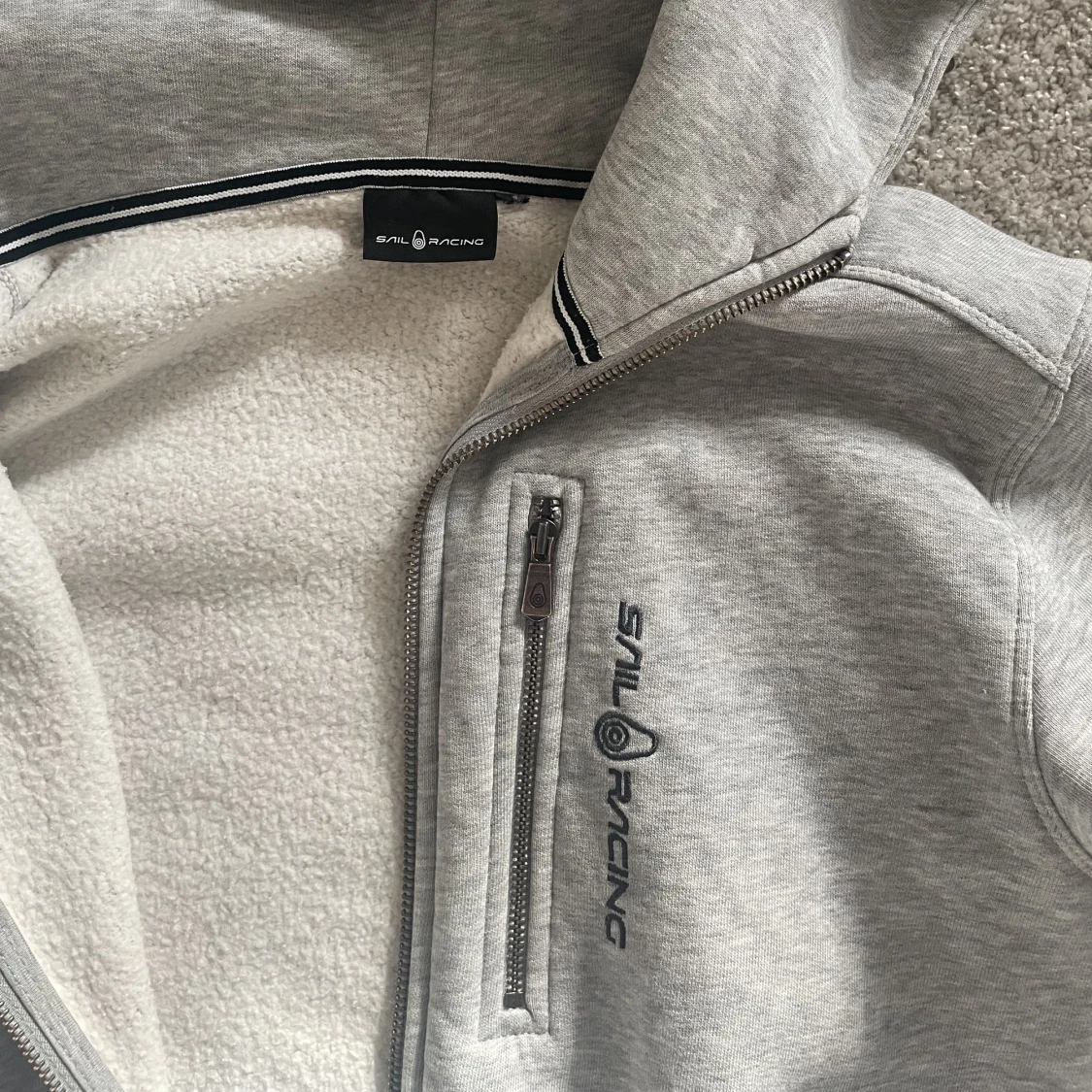Grå Sail Racing zip hoodie. - 91