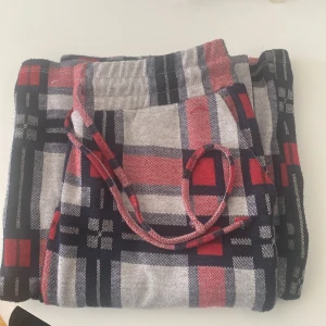 Pyjamasbyxor - Fina pyjamasbyxor från Nelly.com som köptes för 1 år sedan men har bara legat i min garderob då jag inte gillade modellen, aldrig använda Köptes för 200kr