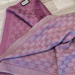 Fin halsduk från Gucci. Mörkare rosa på ena sidan & ljusare på andra.  Mått: 48x180cm
