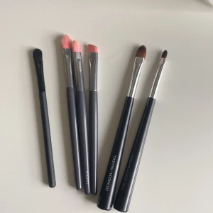 Sminkborstar  - Sminkborstar till framförallt ögon. Blanda fritt! 30-40kr st😍😍☺️