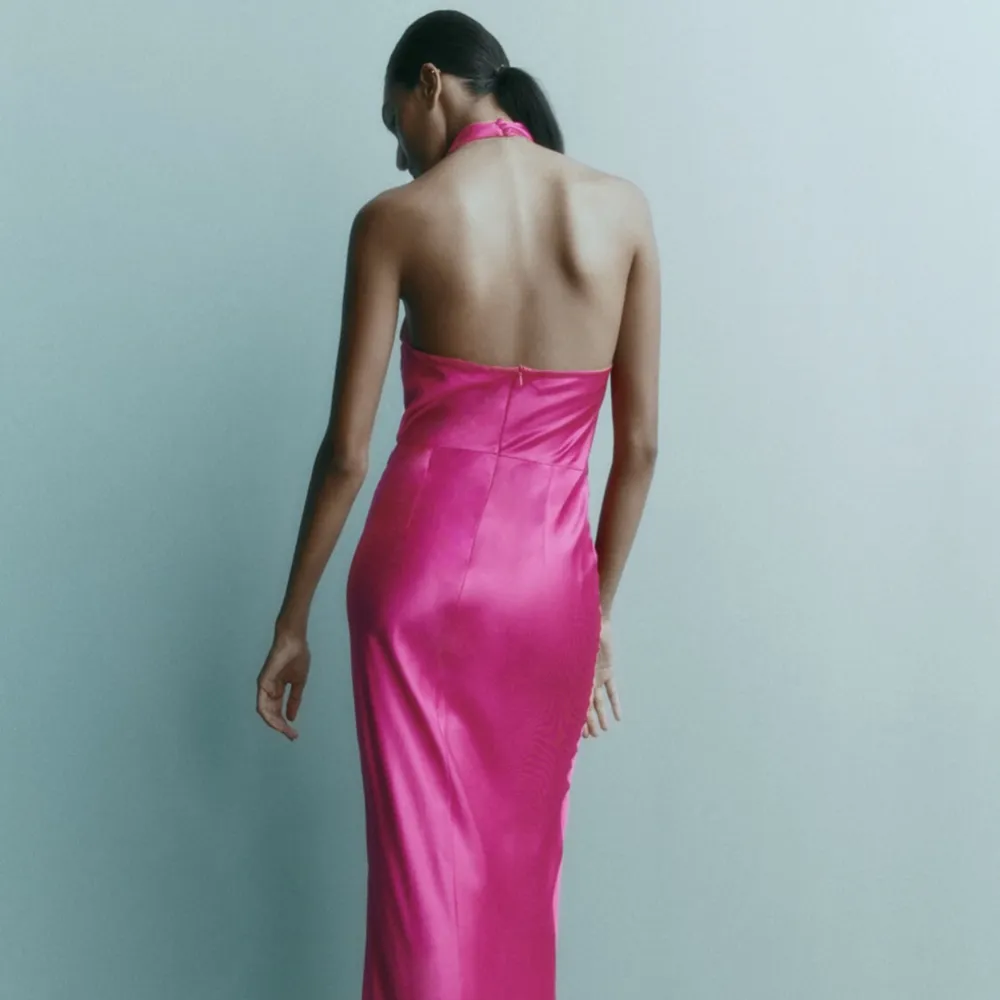 En rosa satin klänning från zara. Helt oanvänd med prislapp på. . Mekot.