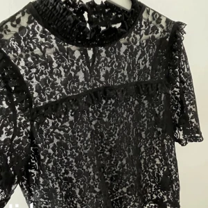 Mesh topp  - Mesh topp från h&m! Perfekt till fest! Använd men i bra skick! Klicka på köp nu🖤