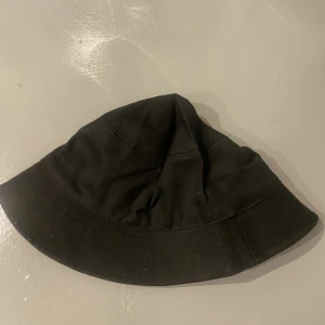 Buckethat  - Aldrig använt då jag märkte att jag inte passade i buckethats🫣 andra bilden blev väldigt skakig 😔💕