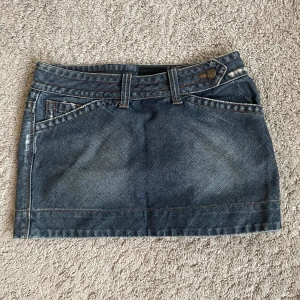 Jeanskjol Calvin Klein - Säljer denna sååå fina unika jeanskjol från Calvin Klein i den snyggaste mörkblå tvätten, perfekt till sommaren😍💕Storlek W25, skriv privat för fler bilder på måtten, har dock inga på för att kjolen är för liten för mig🫶🏻