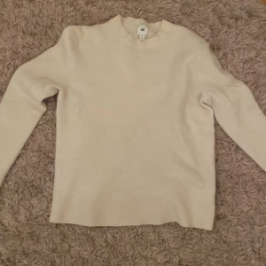 Stickad tröja! - Fin vit tröja i bra skick. Storlek L men passar xs till s. 