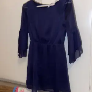 En väldigt mörkblå klänning med jättefin design på armarna. I bra skick också, Storlek 140 och från H&M. Använder mig ej av köp nu funktionen, kontakta mig om ni vill köpa❤️
