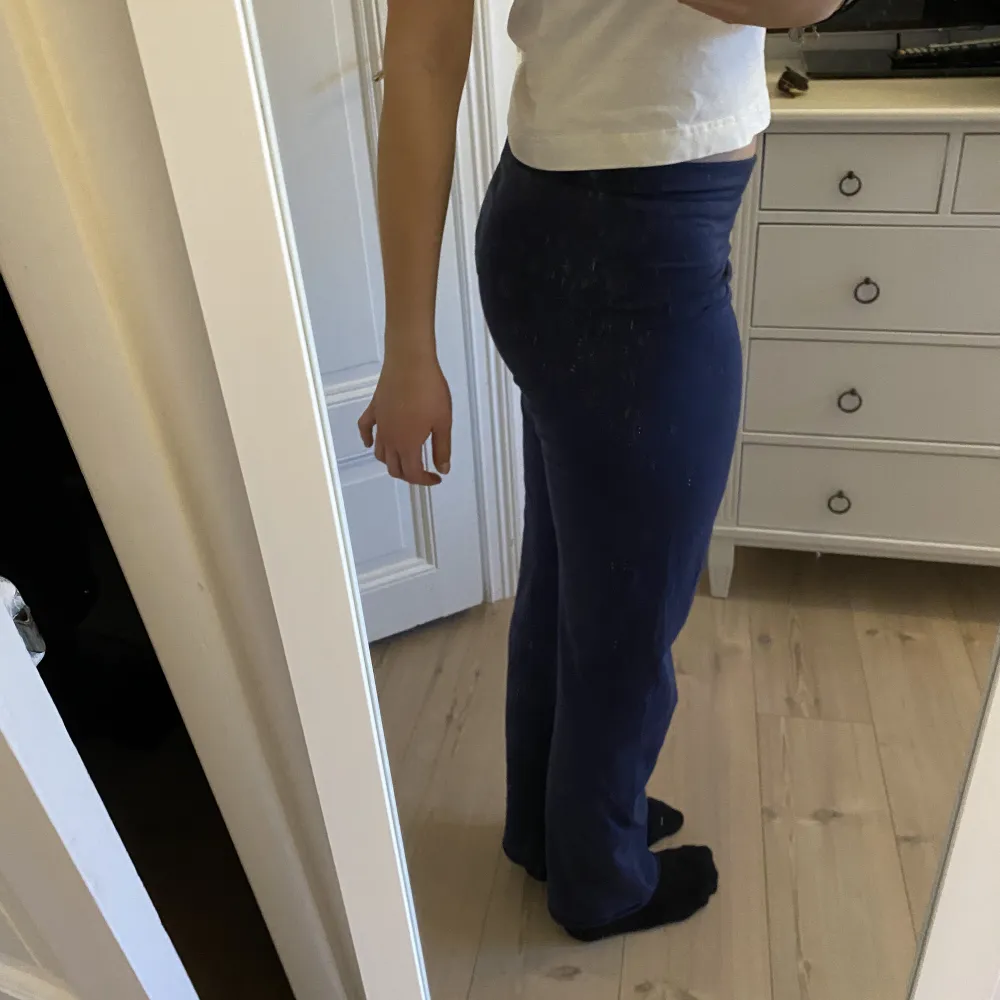 Säljer dessa raka marinblåa yogapantsen. Från märket flipflop, storlek S men passar absolut en M/L🥰🥰(Avklippta längst ner). Jeans & Byxor.