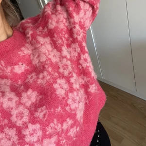 Stickad tröja  - Stickad tröja med blommor från Zara💘. Kortare och lite boxigare modell så passar perfekt över klänningar bland annat!! 🤍 köparen står för frakten