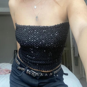 Glittrig festtopp - Världens snyggaste coolaste sexigaste festtopp!!! Så stretchig och skön och sitter på plats hela kvällen