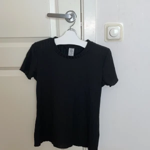 Svart T-shirt  - Svart t-shirt. Väldigt skönt material men ganska tunn men inget genomskinlig, Fint skick💗