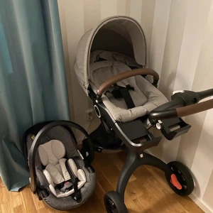 Stokke  - Hej! Jag har en barnvagn av märket ”Stokke” till salu eftersom behovet för den finns inte kvar. Den är pendant skött och i väldigt bra skick. Köptes i mitten av 2020 och har använts sparsamt. Nypriset när den köptes var 14 000kr.   Mvh Roza. 