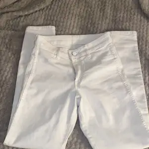 Säljer dessa vita jeans pga de ej används. Bra skick, som nya. 