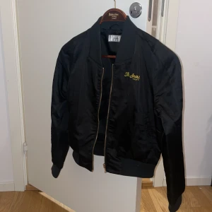 Bomberjacka  - Svart bomberjacka, perfekt till vår och sommmar, använt fåtal gånger, säljer pga att den är för liten för mig. 