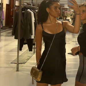 Klänning - Svart satin klänning från zara med öppenrygg, assnyggg