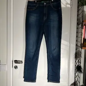 High rise skinny jeans från benetton! Dom är i bra skick och är knappt använda💜