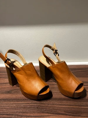 Snygga klackar - Härliga klackar med öppen tå. Endast använda ett fåtal gånger - i nyskick! 