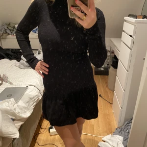 Ribbad klänning med volang  - Säljer denna klänning som endast är använd 1 gång, har liten polo krage och en volang! Storlek M från zara, nypris 400kr, säljer för 150kr