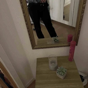 Juicy couture byxor - 💕Svarta juicy couture byxor. Storlek xs. Fint skick. Säljes då de är för stora för mig. 750kr eller bud💕