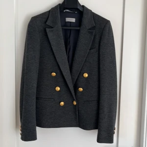 Kavaj - Snygg, klassisk kavaj i viscose, polyamid och lastade. En ägare. 