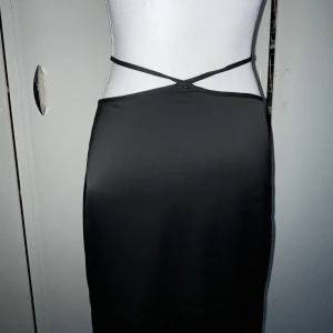 Siden kjol - Använd fåtal gånger,dragkedja på sidan ifall man har svårt att komma över höfterna 💗 och en slits på sidan (inte så hög)