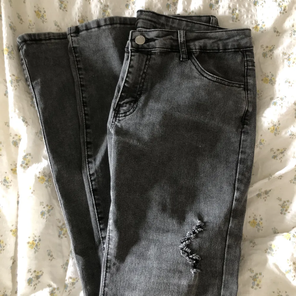 Jättefina jeans, helt nya, jättesköna och stretchiga så de sitter som en smäck! Säljer då de är lite för långa på mig som är 163cm. Jeans & Byxor.