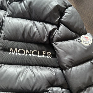 Säljer min mobiler jacka som har blivit för liten för mig❤️ - Jag är 169 och 15 år och kunde ha den ända tills dess. Men om man vill ha den lite oversize skulle jag säga att den passar 12-13❤️skriv till mig för fler bilder eller frågor. Jag köpte den för 6000kr