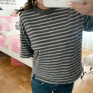 randig grå skjorta - grå skjorta, storlek S passar storlek M, 60 kr inklusive frakt