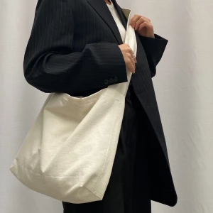 Tote bag - Tote bag som jag sytt själv🤍 Gjord av helt återvunna tyger♻️(tjockt bomullstyg) Fodrad! 