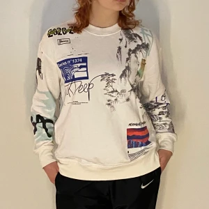 Tröja med tryck - Långärmad tröja i bra skick. Vit med tryck i olika motiv.