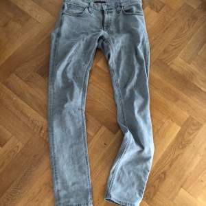 Gråa fina jeans W29 L32. 