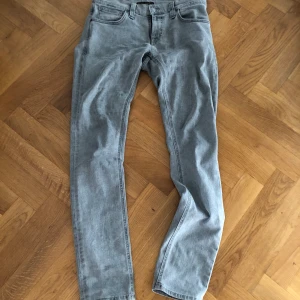 Nudie jeans - Gråa fina jeans W29 L32. 