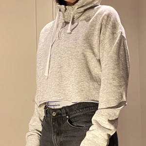 Hoddie - Grå cropped hoodie från hollister.