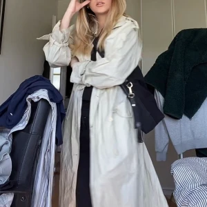 Trenchcoat  - Säljer min fina trenchcoat, oversize i modellen passar mig som är 172 o är en storlek s/m. skriv gärna om du vill ha bättre bilder💛