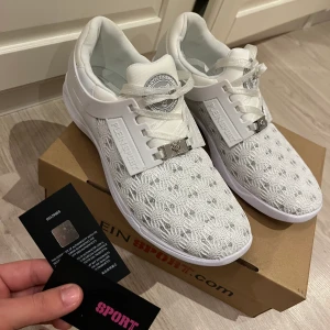 PLEIN SPORT SNEAKERS - HELT NYA plein sport sneakers, aldrig använda endast testade! Äkta som ni ser på den lilla lappen🫶🏼 