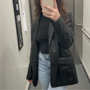 Kavaj  - Säljer min kavaj som är knappt använd, skriv privat om Nike intresserade eller om ni har några frågor 💗