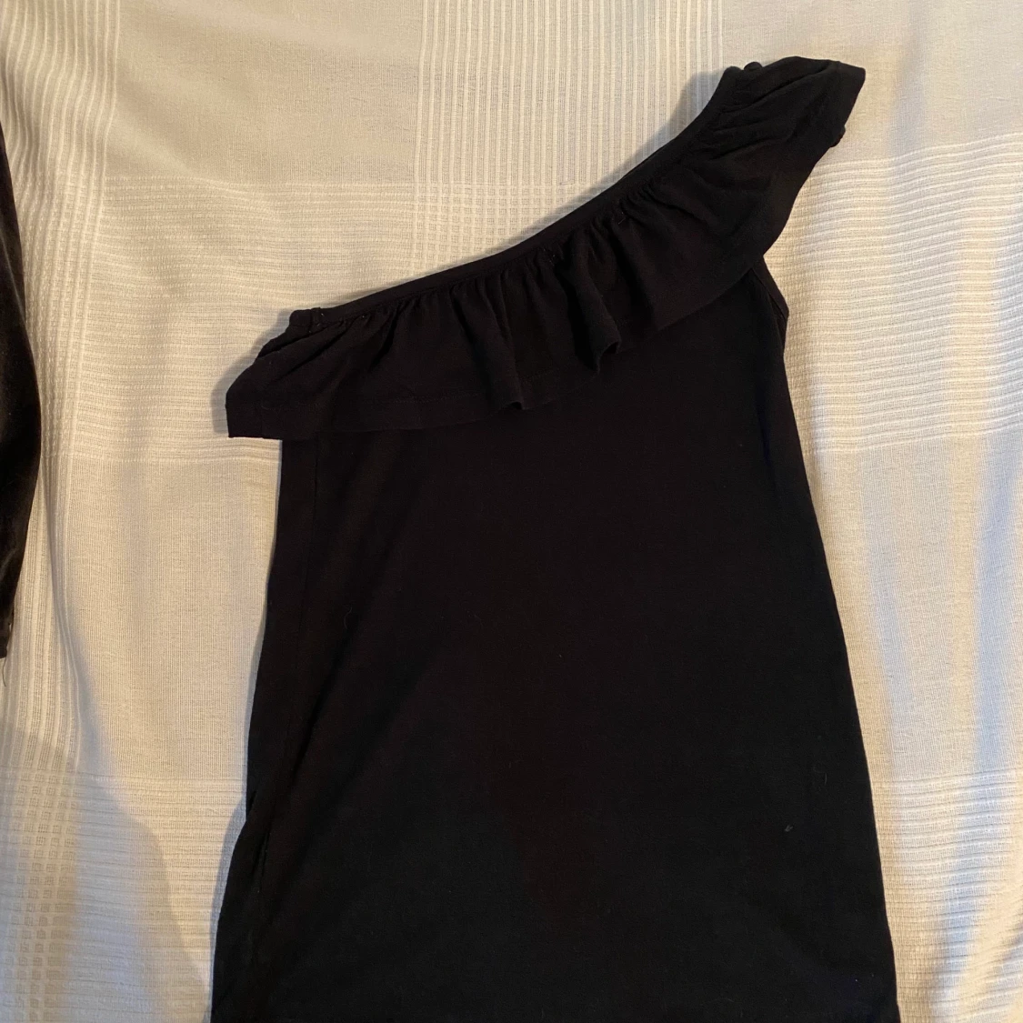 Offshoulder topp med volanger framtill