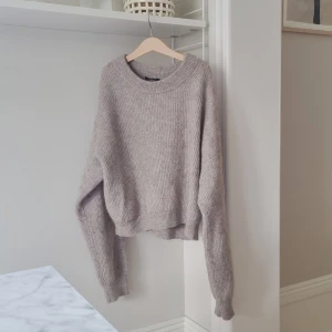 Ull tröja  - Superfin tröja i ull. Storlek medium men väldigt liten så passar xs- s för en oversize modell.  Kan skickas med spårbar frakt.  