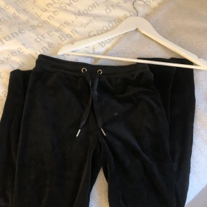 Byxor - Hej! Säljer mina byxor från Gina. Oanvända i storlek Xs. 💓