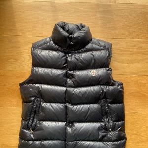 Moncler tib väst - Moncler Tib  Cond 7-8/10, flaw på bild 3, syns inte vid användning  Size 1 