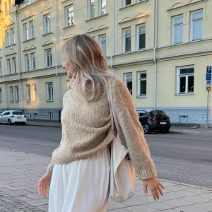 Beige Stickad  - Jättefin stickad i en beige nyans.  Från Mango.  Passar mig som är runt XS-M  Fint oversized.  Bud från 120