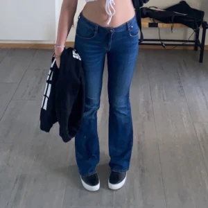 Lågmidjade jeans  - Säljer dessa lågmidjade jeans ifrån zara, mörkblåa bootcut. Frakt betalas av köpare💞 storleken är 38 men passar mig som främst är en 36 och 175cm