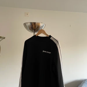Palm angels  - Tröja från Palm Angels denna modell var riktigt svår att hitta, klippt nertill men i bra skick annars 