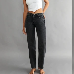 Jeans lådmidjade  - Lågmidjade jeans från Gina i gråsvart, superfina och sköna. Storlek 40 men skulle säga att dom är små i storlek så passar en 38-36. Aldrig använda, de passade inte mig 