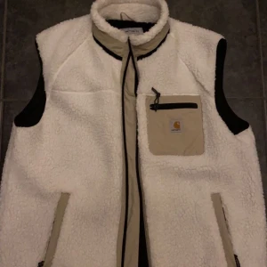 Carhartt väst - Hjälper min kompis o sälja sin carhartt väst då den inte var något för han. Storlek L Nyskick endast använd 1 gång Nypris 1600  Mitt pris 1000