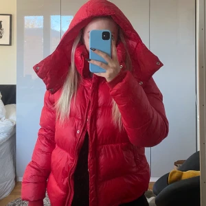 Vinterjacka bikbok - Populär röd vinterjacka från bikbok i jättebra skick. Storlek S, sitter lite oversized 💖